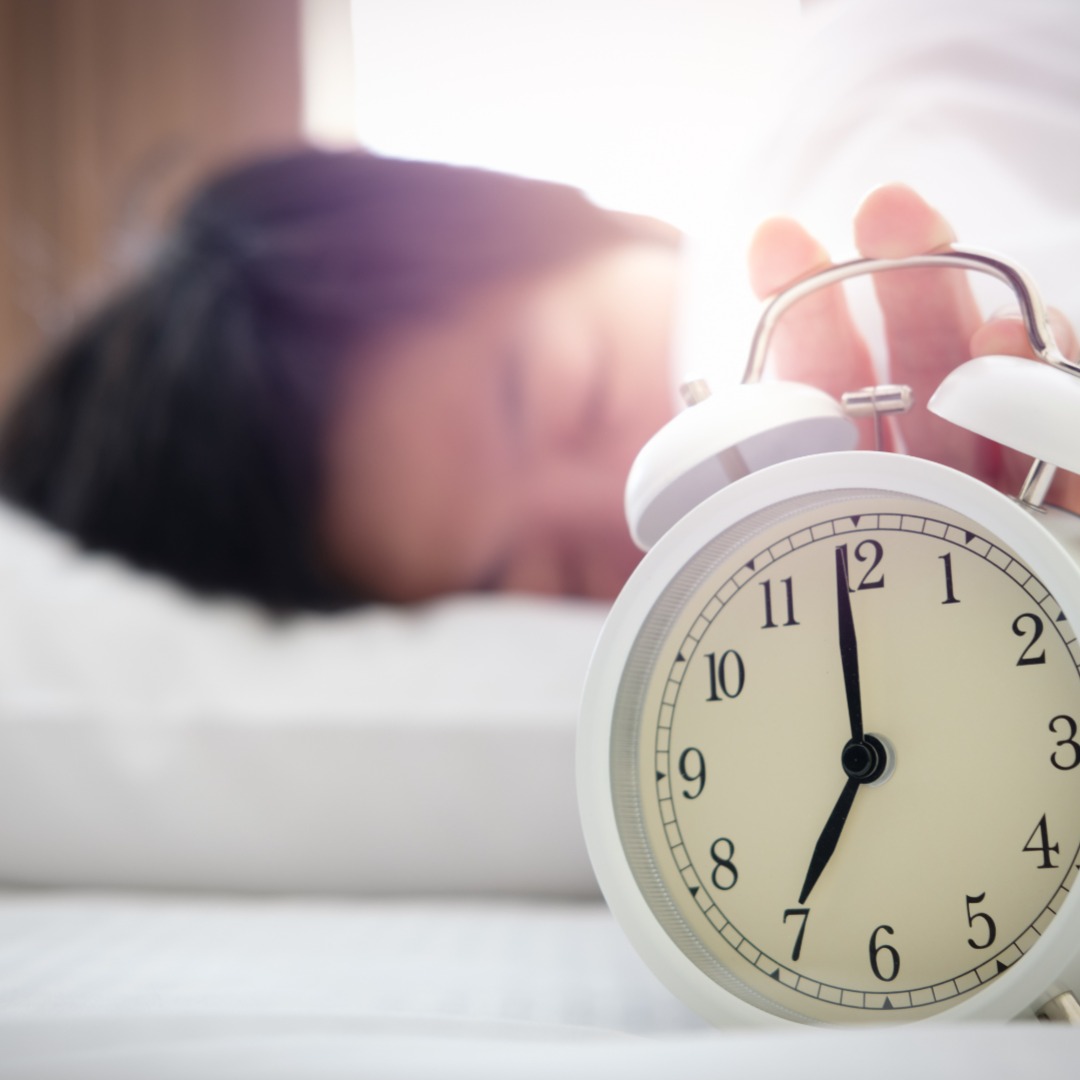 Uso de despertador para acordar é sinal de sono insuficiente